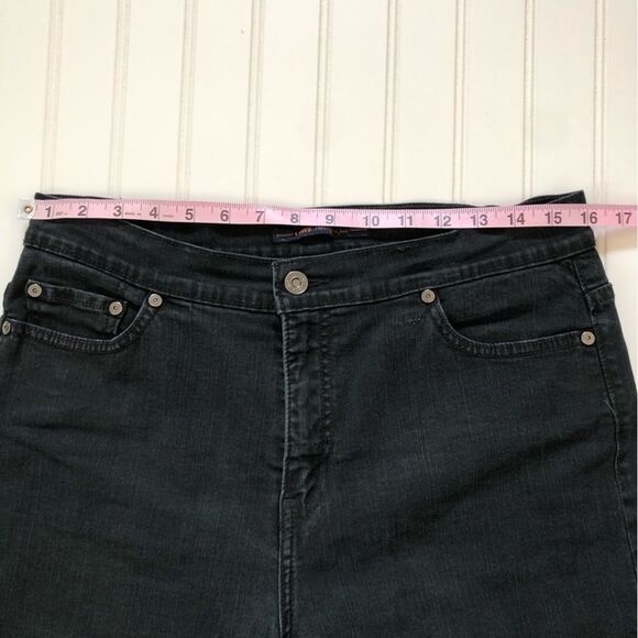 Levi’s Black Jeans with Detailing on the Back Pockets - Picture 9 of 10